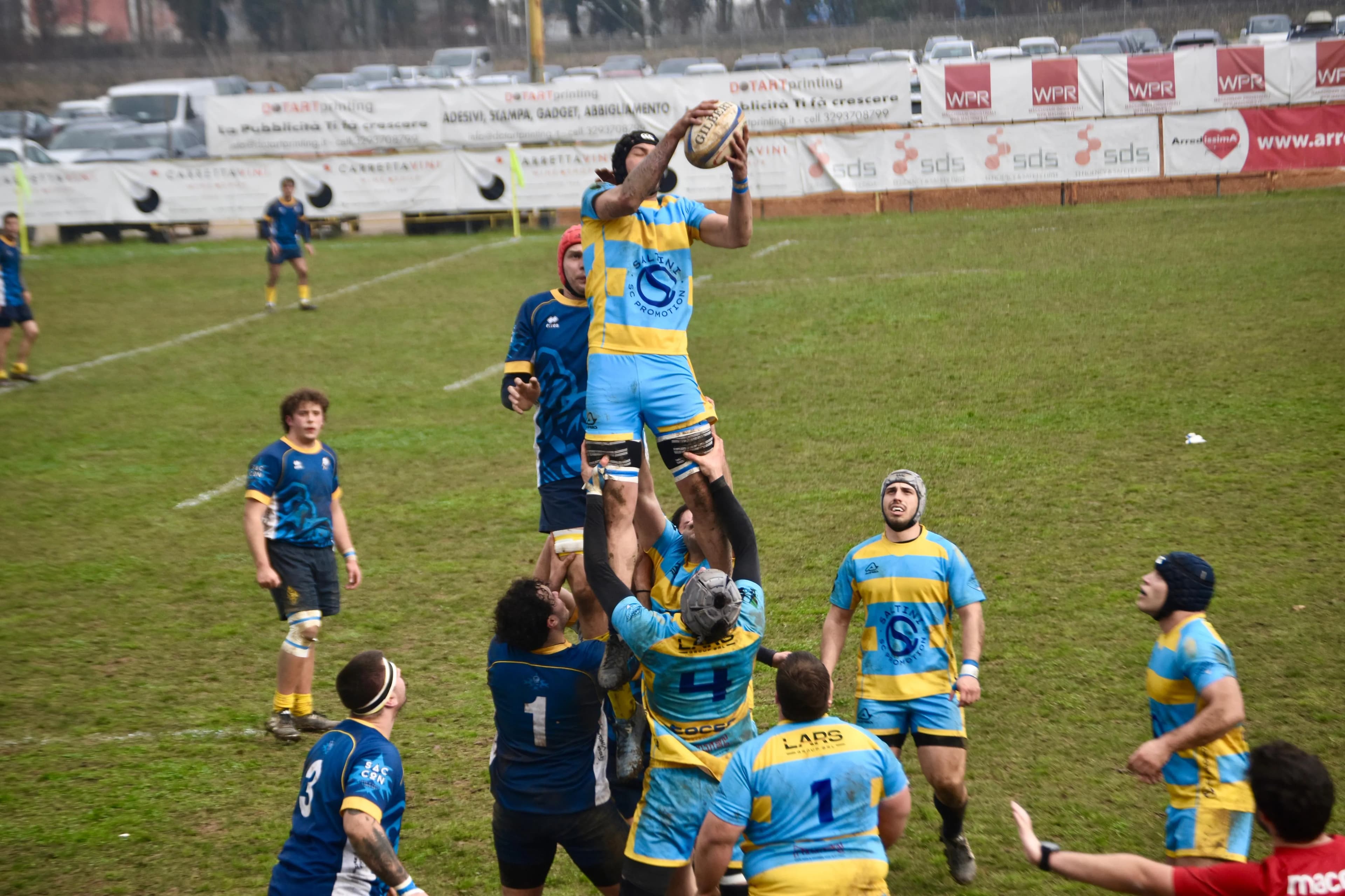 La squadra del Conegliano Rugby con i prodotti SC Promotion